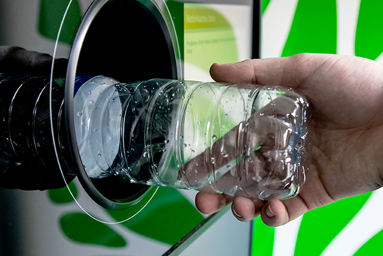 Reverse,Vending,Recycling,Machine.,Recycling,Machine,That,Dispenses,Cash.,Man